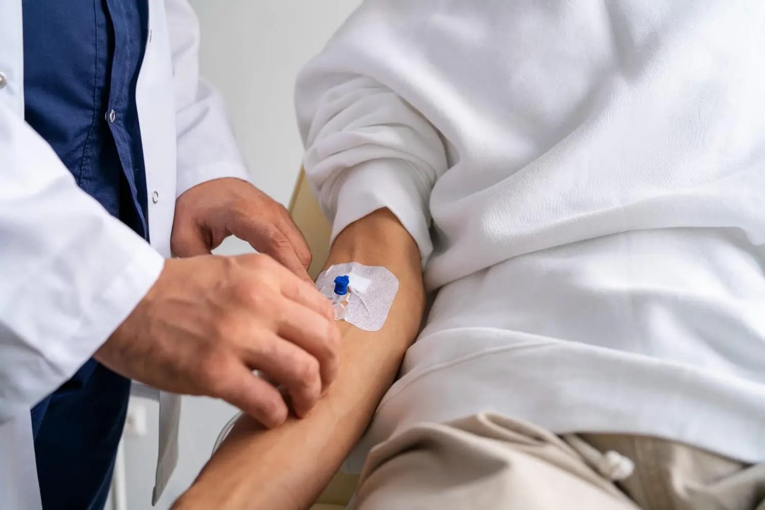 Infus Vitamin: Manfaat, Jenis & Harga Terbaru